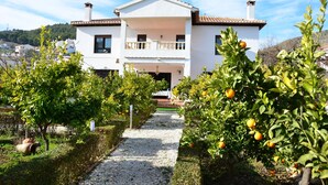 A two-story house with a balcony, surrounded by an orchard with orange trees. - Parador del Silo (Alhambra, beach, snow and Alpujarra) Air Conditioning and Wifi (Cónchar)