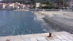 Unclassified image, 4 of 19, button - Studio with outdoor table in the green (Marciana Marina)