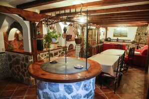 Dining - A place from which to enjoy nature, gastronomy, art, history ... (Ortigosa del Monte)