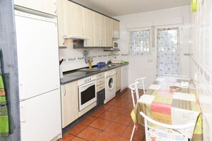 Kühlschrank, Mikrowelle, Ofen, Geschirrspüler