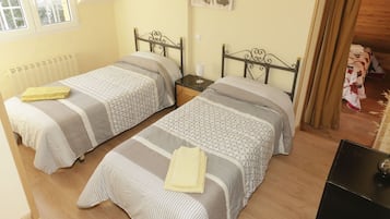 5 slaapkamers, een bureau, een strijkplank/strijkijzer, wifi