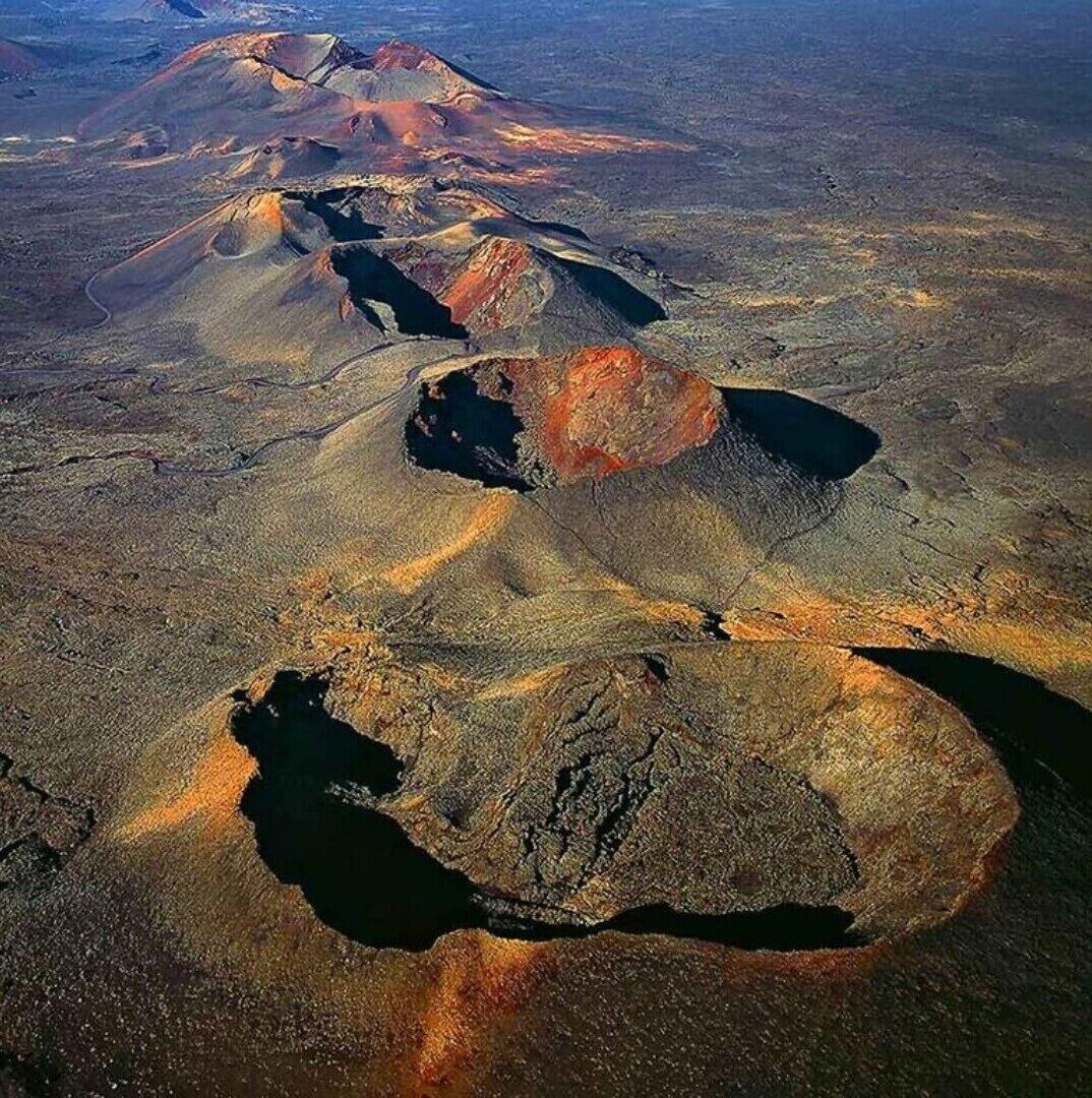 Un paysage accidenté, parsemé de nombreuses formations volcaniques.