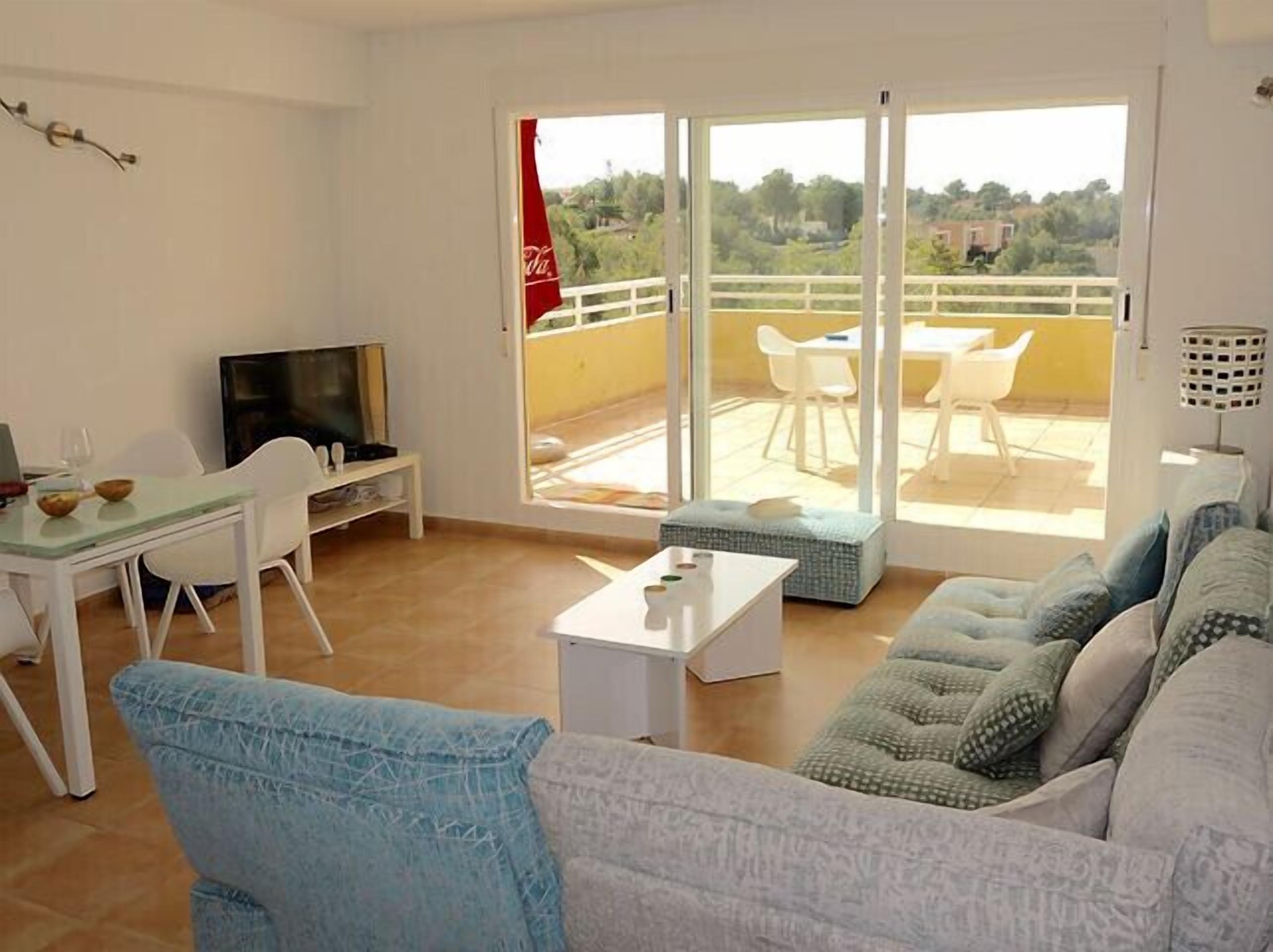 Una Smart TV, un reproductor de DVD, libros, una biblioteca de música