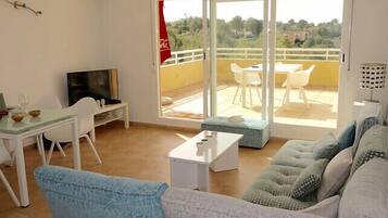 Una Smart TV, un reproductor de DVD, libros, una biblioteca de música