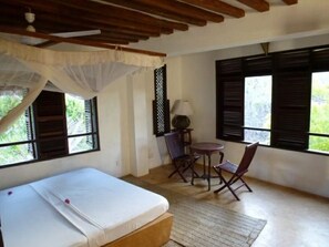 6 bedrooms, iron/ironing board, Internet