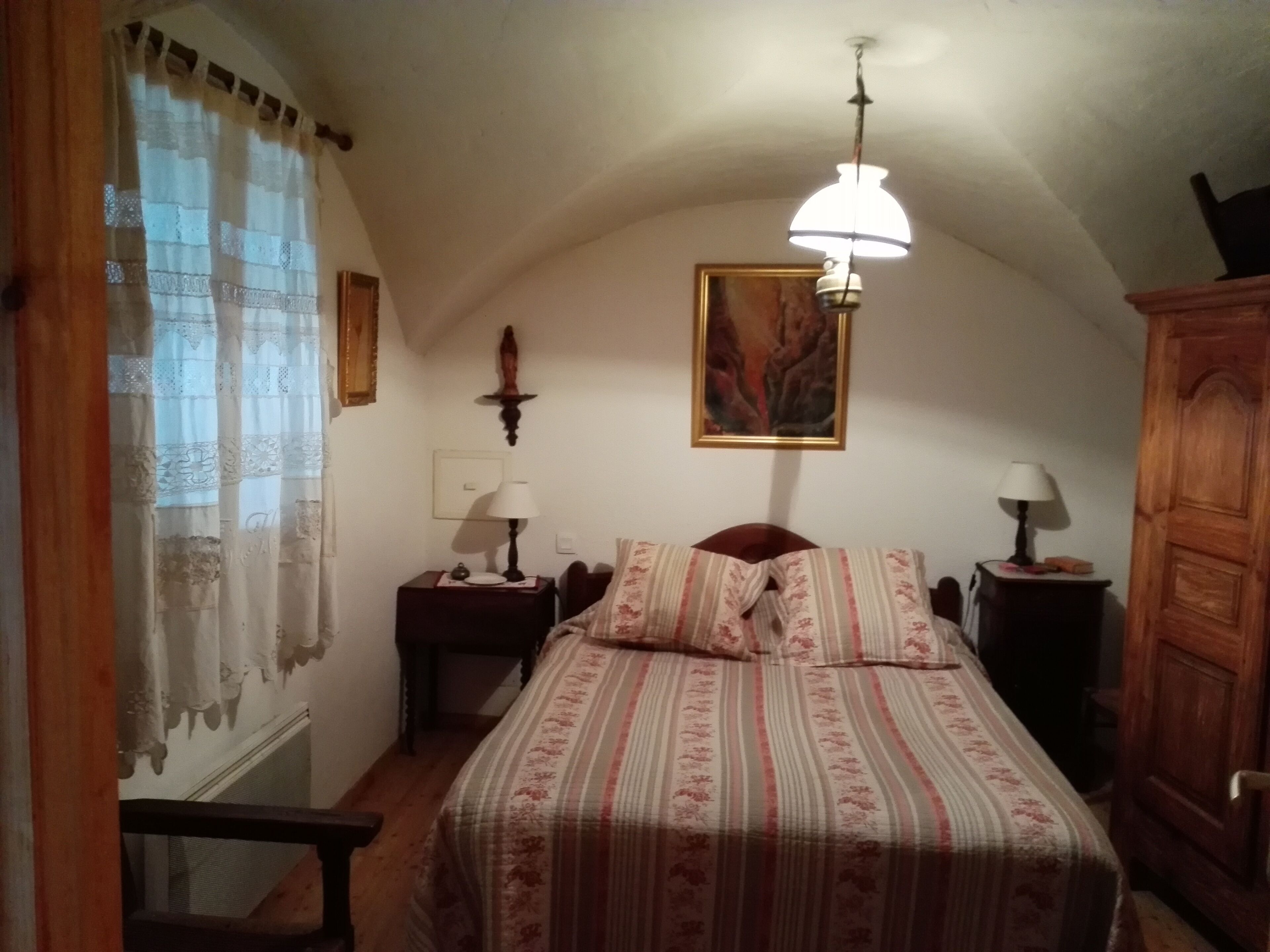 2 chambres, fer et planche à repasser, lit parapluie