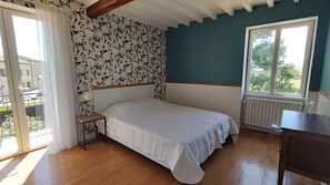 5 bedrooms, desk, iron/ironing board, free WiFi