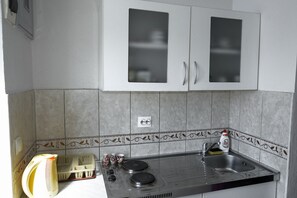 Een koelkast, een kookplaat, een broodrooster