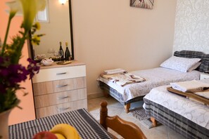 1 habitación, escritorio, tabla de planchar con plancha y wifi gratis 