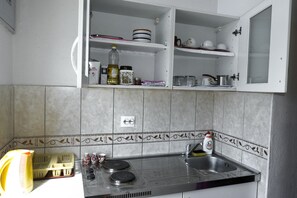 Refrigerador, parrilla de estufa, tostadora y utensilios de cocina 