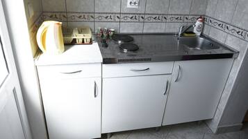 Køleskab, kogeplade, brødrister, køkkentøj/tallerkener/redskaber