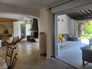 Smart TV, fireplace, DVD player, table tennis - Luxury architect-designed villa with fantastic view of the sea and St Tropez (Grimaud)