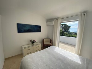 6 quartos, cofres nos quartos, ferros/tábuas de passar roupa