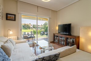 TV connectée, livres, chaîne hi-fi