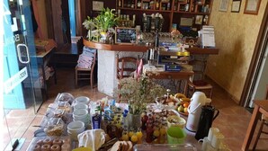 Buffet de l'esmorzar amb diferents plats, begudes i condiments.