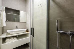 Shower, free toiletries, hair dryer, towels -  The Office Guest   (Guimarães)