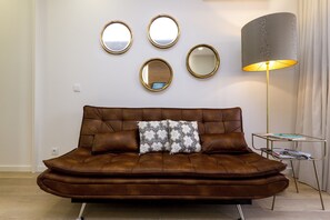 Flat-screen TV, books, offices