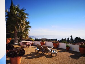 Outdoor dining - Self catering 1855' windmill for 2 people (Setúbal)