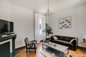 Fernseher, DVD-Player, Tischfußball, Stereoanlage