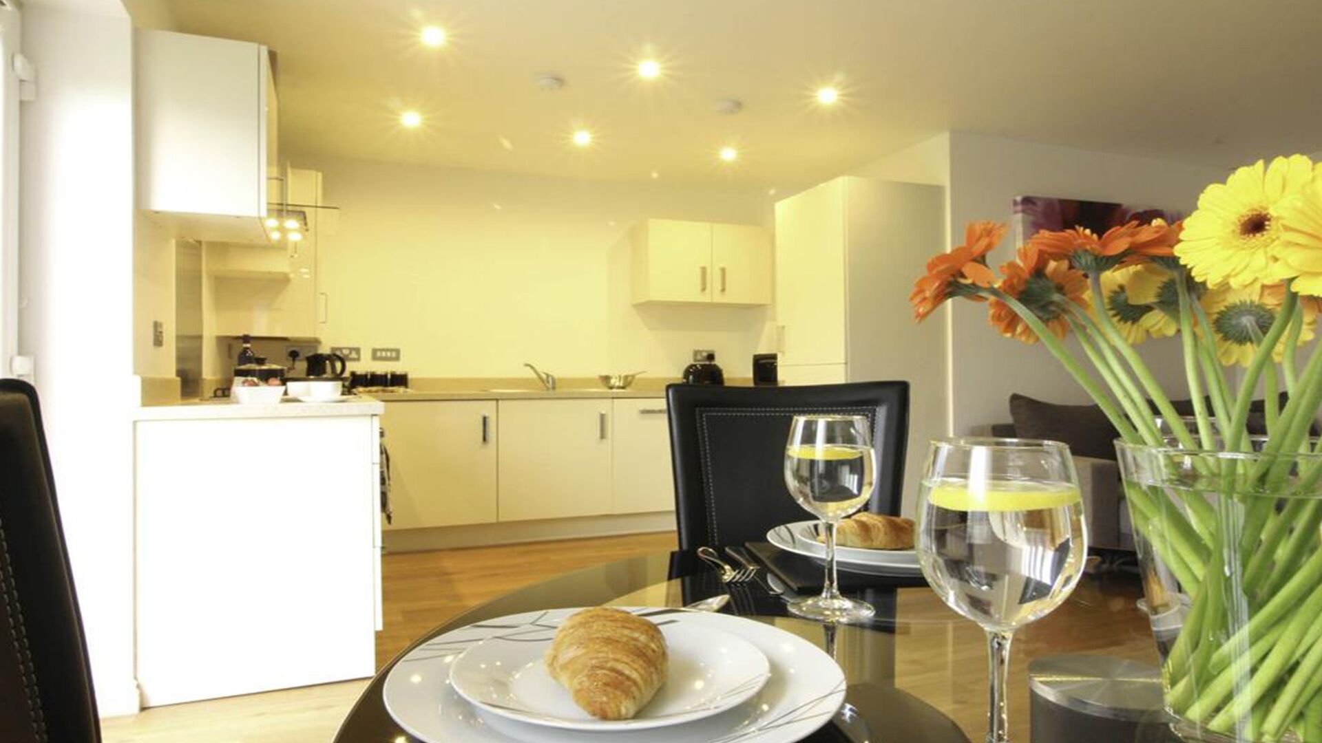 Ur City Pad - The Cambridge Whole 2 Bedroom Apartment