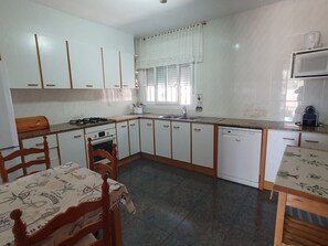 Kühlschrank, Mikrowelle, Ofen, Geschirrspüler