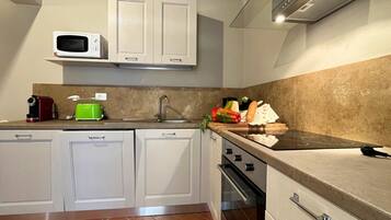 Coffee/tea maker, fridge, microwave, oven