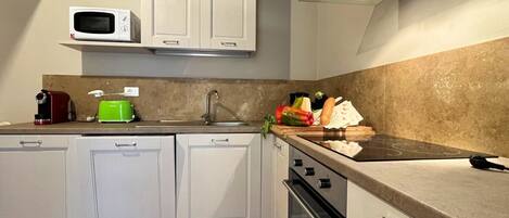 Coffee/tea maker, fridge, microwave, oven