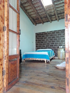 1 habitación, tabla de planchar con plancha, wifi gratis y ropa de cama 