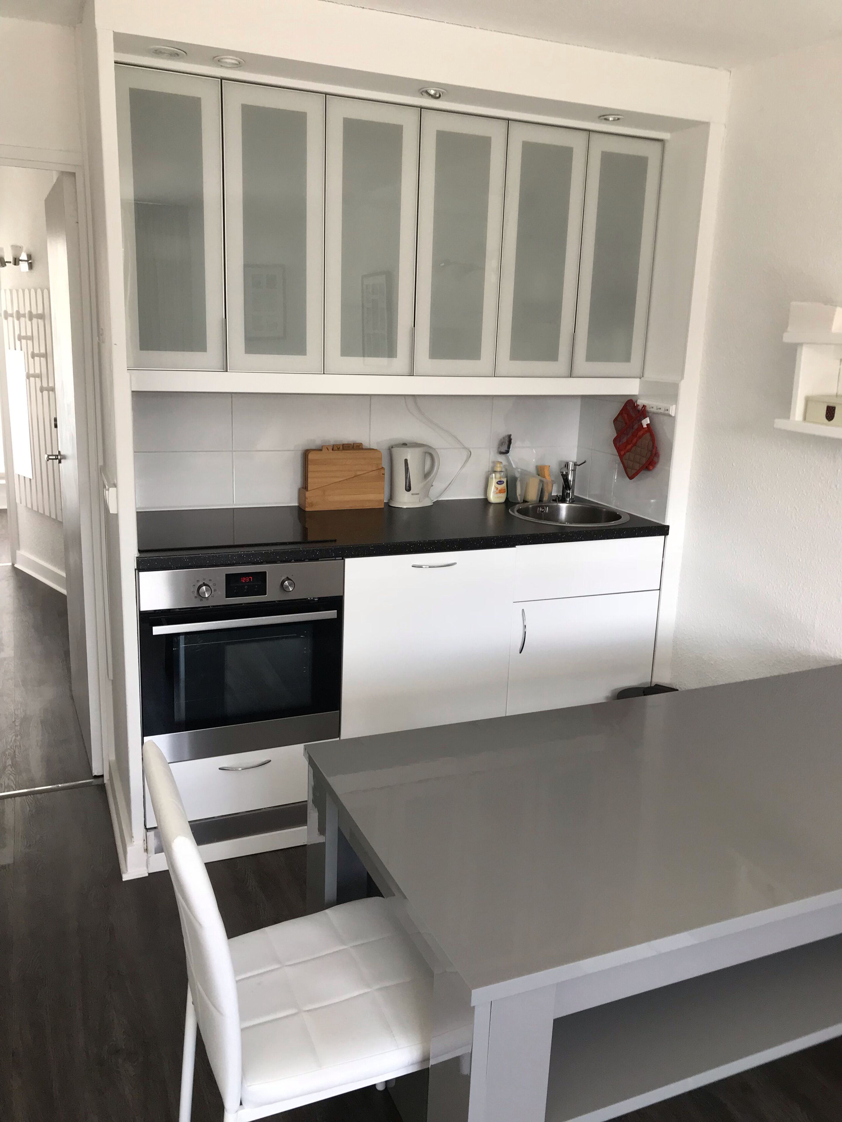 Kjøleskap, mikrobølgeovn, ovn og kokeplater