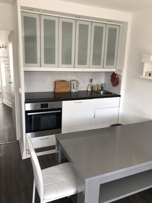 Kühlschrank, Mikrowelle, Ofen, Herdplatte