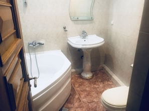 宿舍, 私人浴室 (1 bed in 6 bed dorm) | 浴室 | 淋浴/盆浴组合、深泡浴缸、大花洒淋浴喷头、坐浴桶