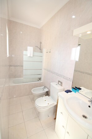 Combined shower/tub, free toiletries, hair dryer