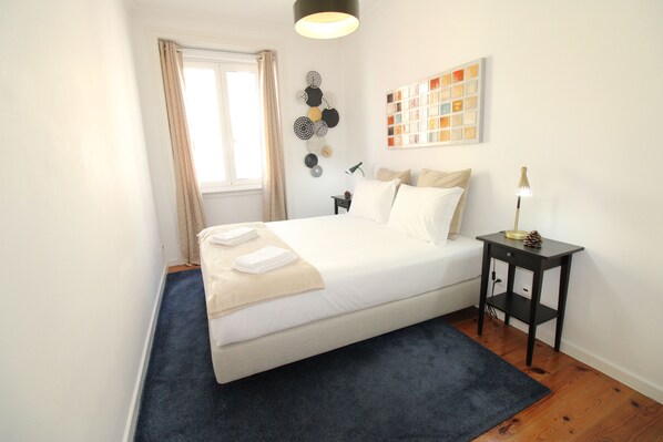 2 bedrooms, iron/ironing board, internet