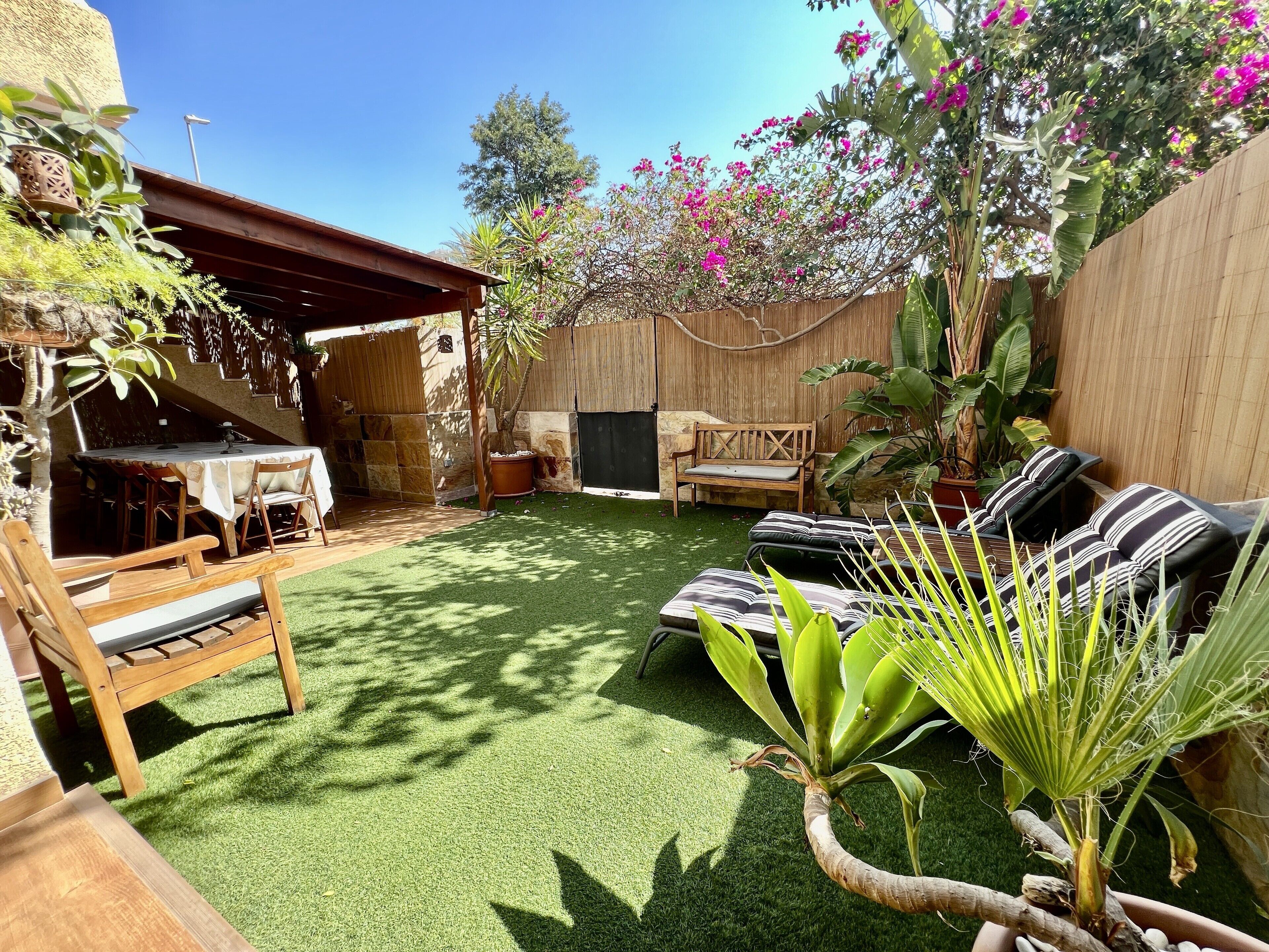 Bungalow, 5 bedrooms and 3 bathrooms 250m from the beach