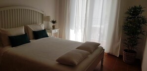 2 habitaciones, tabla de planchar con plancha, cuna de viaje y wifi 