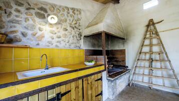 Een koelkast, een oven, een kookplaat, een vaatwasser