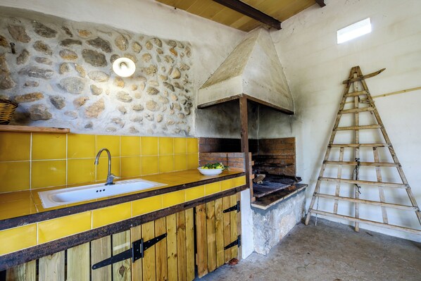 Kjøleskap, ovn, kokeplater og oppvaskmaskin