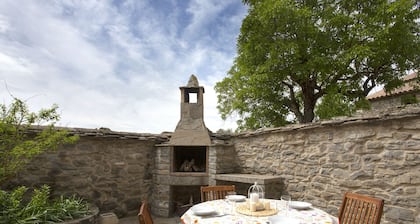 Rural house with fireplace and exclusive patio in the middle of nature. Near Ainsa.