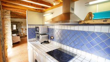 Jääkaappi, mikroaaltouuni, uuni, liesi