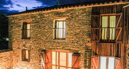 Rural house with fireplace and exclusive patio in the middle of nature. Near Ainsa.