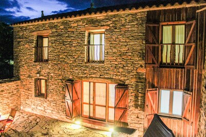 Rural house with fireplace and exclusive patio in the middle of nature. Near Ainsa.