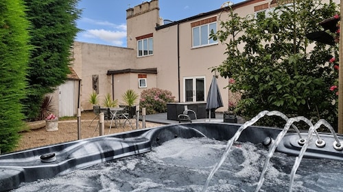 Large Family Cottage With Hot Tub, Ideally Located For Activities. Pet Friendly.