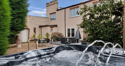 Large Family Cottage With Hot Tub, Ideally Located For Activities. Pet Friendly.