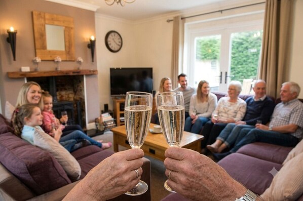 Smart-TV, peis, DVD-spiller og stereoanlegg