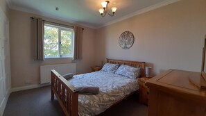 5 bedrooms, desk, iron/ironing board, free WiFi