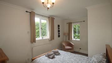 5 bedrooms, desk, iron/ironing board, free WiFi