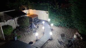 Outdoor dining - Large Family Cottage With Hot Tub, Ideally Located For Activities. Pet Friendly. (Newark)