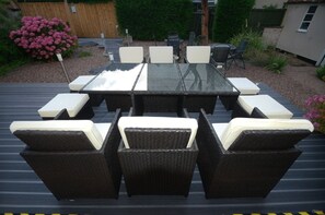 Outdoor dining - Large Family Cottage With Hot Tub, Ideally Located For Activities. Pet Friendly. (Newark)