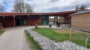 A building with a red roof and a covered entrance. - Large Family Cottage With Hot Tub, Ideally Located For Activities. Pet Friendly. (Newark)