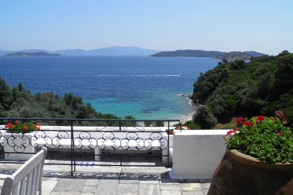 Skiathos: Beautiful Villa with access to private beach